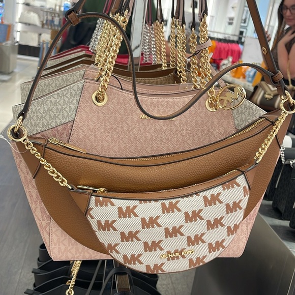 MICHAEL KORS Hollis Medium 2-in-1 Pebbled Leather and Logo Jacquard Shoulder Bag - Picture 8 of 16